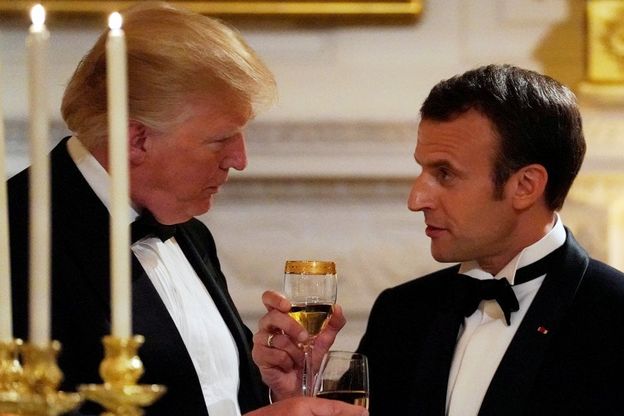 Brindisi, foto di rito e sorrisi smaglianti: la cena di gala a casa Trump per i coniugi Macron