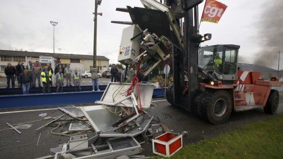 Francia, lotta dura degli operai: "Ci chiudono l'azienda, l'abbiamo minata con bombole di gas"