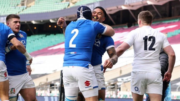 Rugby, Sei Nazioni: piccolo passo avanti ma l'Italia cade ancora, l'Inghilterra vince 41-18