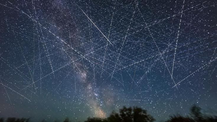 Ci sono troppi satelliti in orbita. Ed è un problema per la scienza