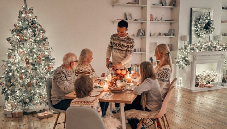 Natale, sette regole per sopravvivere alle abbuffate e ai parenti