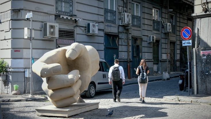 Forcella, vandalizzata scultura della legalità “Sono stati i bambini, lo fanno per noia...”