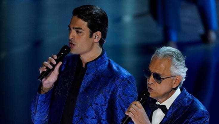Bocelli (Andrea e figlio Matteo) in scena con i robot al Teatro del Silenzio. E c’è anche Arisa