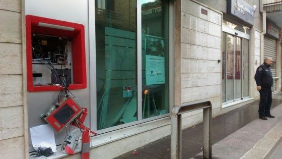 Assalti al bancomat con gas e tritolo: tre sportelli fatti esplodere tra Bari e Barletta