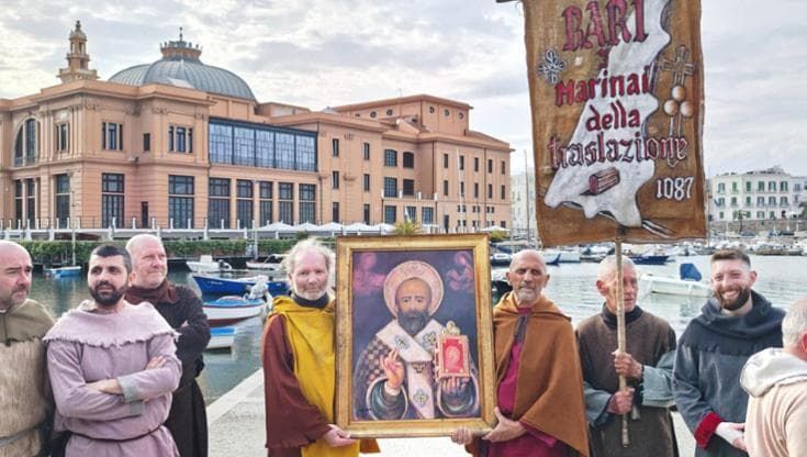 San Nicola batte la paura: un giorno in più di festa e l’invasione dei turisti