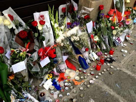 Fiori e biglietti, in centinaia per tutto il giorno, la processione silenziosa al Consolato Francese di Firenze