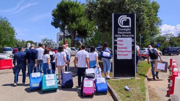 Lecce, protestano i ricercatori Cnr: “Mandati via, la nostra esperienza un ostacolo alla stabilità”