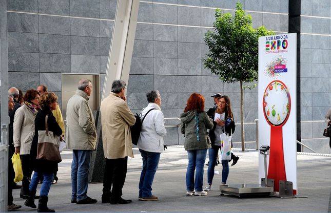 Expo 2015, i milanesi si pesano in piazza per beneficenza