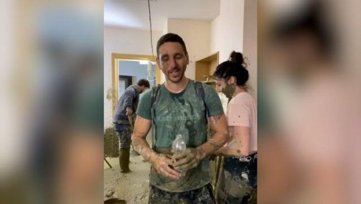 Marta e Matias dall’Argentina in vacanza a Ischia: “Spaliamo il fango Casamicciola ne ha bisogno”