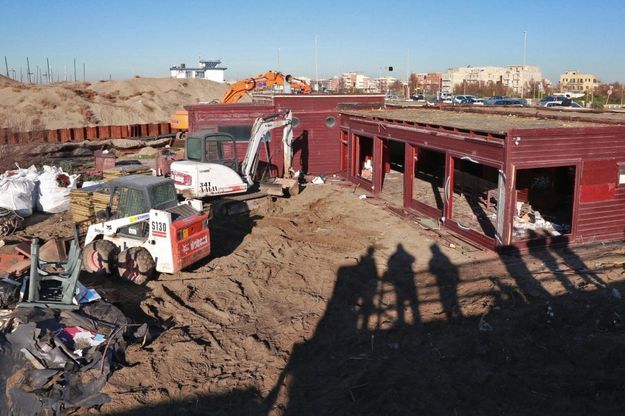 Ostia, abbattuto lo stabilimento Med Net sotto sequestro