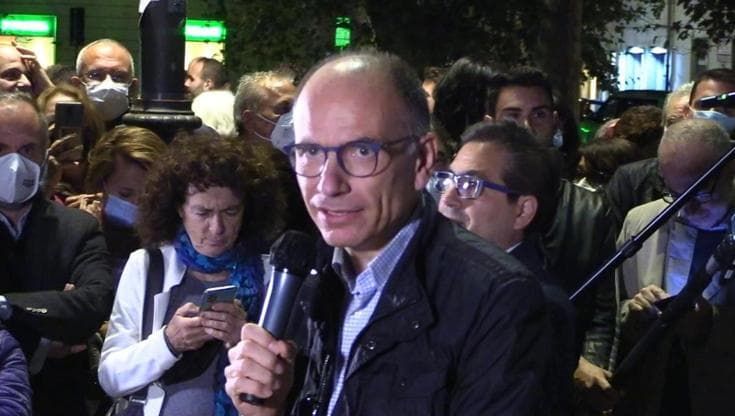 L'appello di Letta alla politica: "L'antifascismo non è un valore di parte, sabato tutti in piazza senza bandiere"