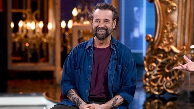 “Kong”, Fabio Volo sospeso tra salotto e nuvole