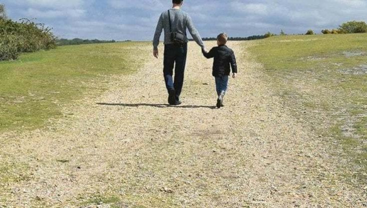 Festa del papà, l'identikit tracciato dagli psicologici: "Padri oggi più attenti e responsabili, con ruoli meno rigidi"