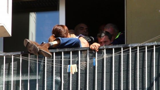 Milano, ferisce la ex a coltellate poi si barrica in casa: bloccato mentre tenta il suicidio