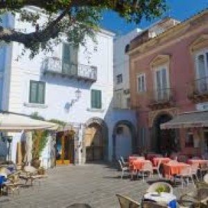 Ischia, estorsioni a un prete: in manette coppia di macedoni
