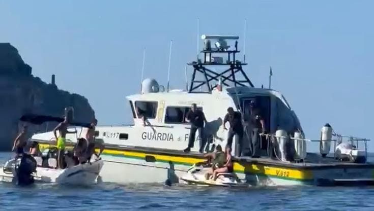 Resistenza ai finanzieri dopo lo stop alla moto d’acqua a Capo Zafferano: arrestati due palermitani