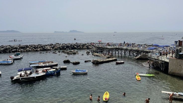 Posillipo, sospeso il provvedimento per la chiusura dei lidi