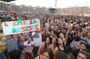 Il popolo dei 40mila invade il Dall'Ara<br />Concertone per l'Emilia sold out / <a href="http://bologna.repubblica.it/cronaca/2012/06/25/foto/in_40mila_al_concertone_per_l_emilia-37964965/1/" title="http://bologna.repubblica.it/cronaca/2012/06/25/foto/in_40mila_al_concertone_per_l_emilia-37964965/1/" class="Foto"><span style="color: rgb(153, 0, 0);">Foto 1</span></a>-<a href="http://bologna.repubblica.it/cronaca/2012/06/25/foto/il_popolo_del_concertone-37966561/1/" title="http://bologna.repubblica.it/cronaca/2012/06/25/foto/il_popolo_del_concertone-37966561/1/" class="Foto"><span style="color: rgb(153, 0, 0);">2</span></a>