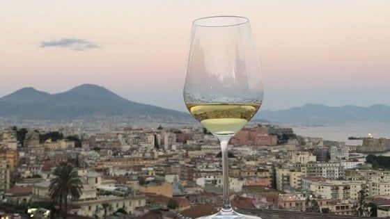 E a maggio tutta Napoli diventa il regno del vino