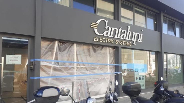 La sequenza dell’omicidio di Viareggio: investe per 4 volte il suo scippatore e poi si riprende la borsa