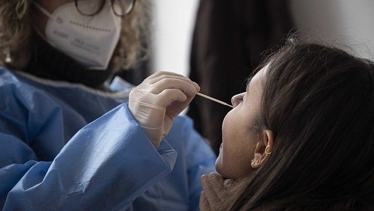 Covid, in Puglia 1.585 positivi su 11mila tamponi, incidenza 14,1 per cento. Altre sei vittime