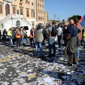 A Livorno lo sciopero degli spazzini: cestini rovesciati e citt&agrave; invasa dai rifiuti