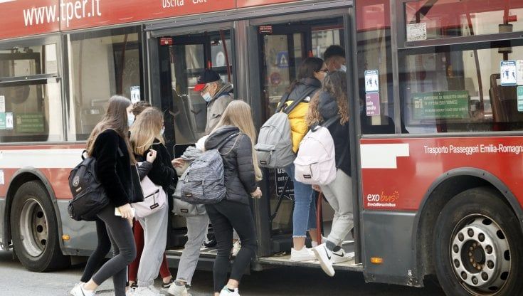 Coronavirus, esposto degli autisti a Bologna: "Bus sovraffollati"