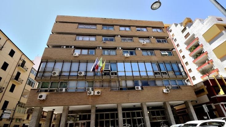 Duemila euro nascosti in una bomboniera. L’ultimo scandalo all’Asp