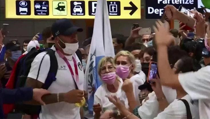 Tokyo 2020, cori da stadio e abbracci per Jacobs: un boato lo accoglie in aeroporto a Fiumicino
