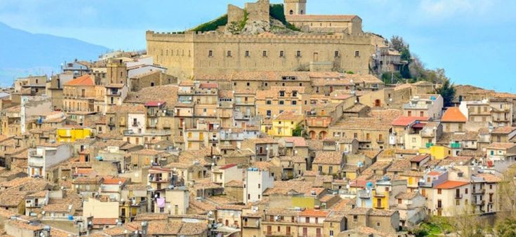Gli inglesi investono in Sicilia: “Novecento case in trenta borghi”  