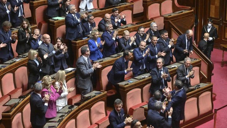 Ispettore Calabresi? "Era commissario". Il primo giorno di legislatura tra sbagli, chiacchiericcio e battute 