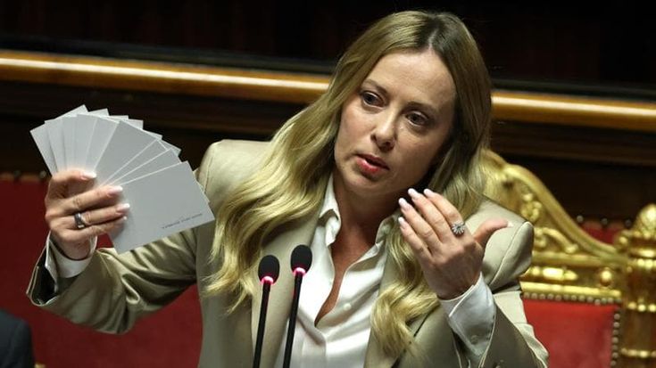Meloni e il gioco delle due sedie