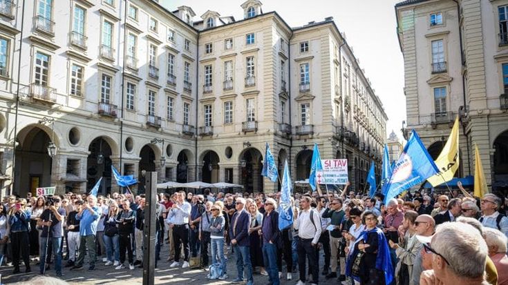 In piazza il popolo Sì Tav, in 650 si trovano sotto il municipio, tanti politici di centrodestra