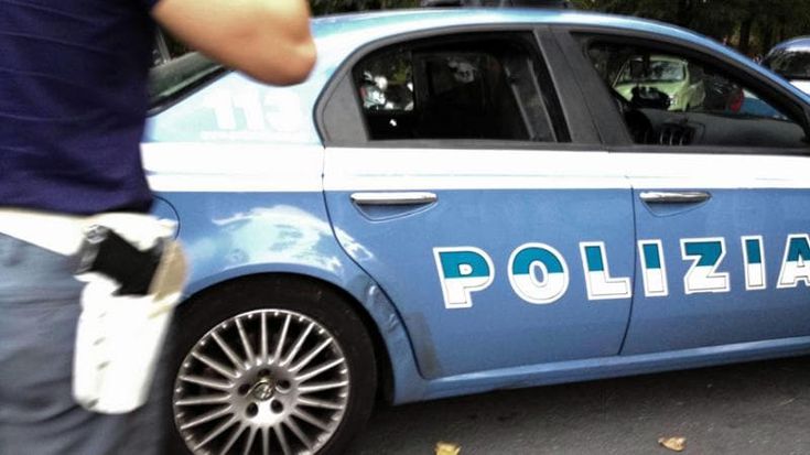 Agguato a colpi di pistola in un parcheggio: un morto a Livorno