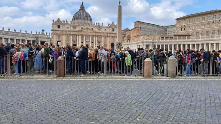 Le voci dei fedeli da Piazza San Pietro: “Abbiamo pregato tanto per il Papa, siamo stati ripagati”