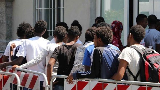 Milano, migliaia di nuovi arrivi: i profughi nei capannoni dei depositi merci della stazione