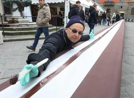 Firenze, una barretta di cioccolato di 42 metri: è la più lunga in Toscana