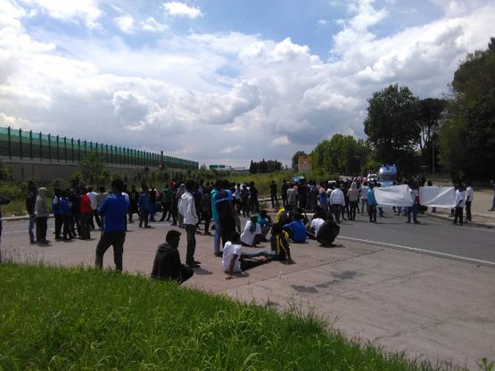 Rifugiati del Cara bloccano per protesta la rotatoria sulla via Tiberina: "Basta aspettare"