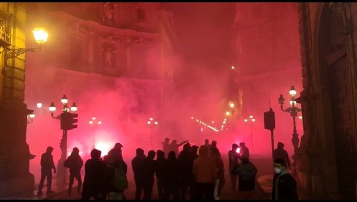 Palermo, piazze contro il mini lockdown: ai Quattro Canti bombe carta e cariche della polizia