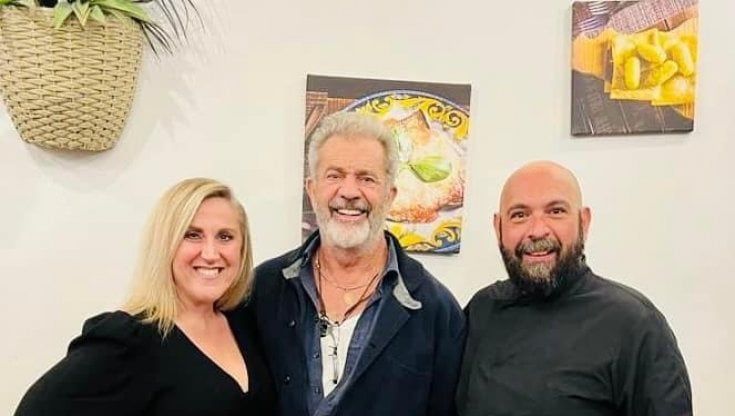Da Mel Gibson a Madonna, stregati dalla Sicilia. Ma niente lusso, si mangia in trattoria