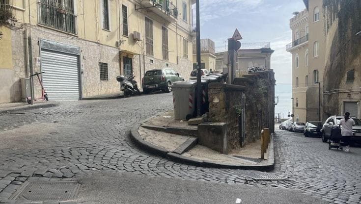 Posillipo, Sos dal Parco Carelli: “Strada abbandonata, intervenite”