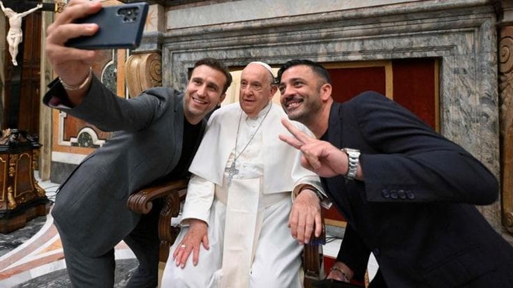 Papa Francesco, i giullari di Dio e il miracolo di una risata
