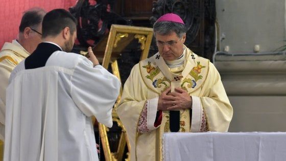 Palermo, l'arcivescovo va davanti all'Ucciardone: "Prego per voi detenuti"