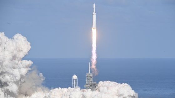 Space X, il super razzo di Elon Musk lanciato verso Marte con un'auto a bordo sulle note di David Bowie