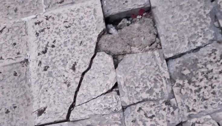 Bari vecchia, emergenza per le basole sconnesse: "Troppe cadute". Il Comune corre ai ripari