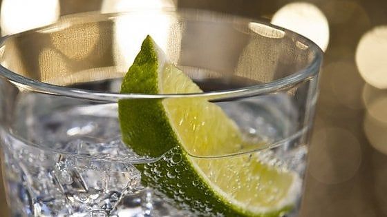 Gin, il mondo intorno a una bottiglia: dieci cocktail che hanno fatto storia