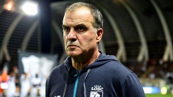 Francia, in Cile senza autorizzazione a trovare l'amico malato: il Lille sospende tecnico Bielsa