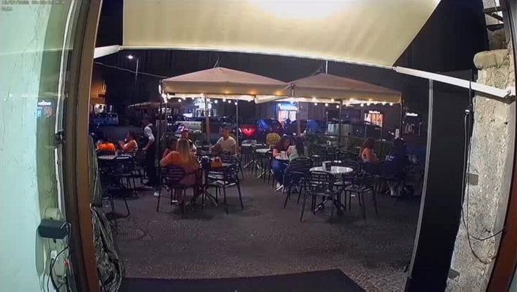 Turista svizzero rapinato dell'orologio mentre è seduto al bar