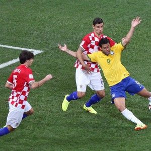 Rigori inventati, fuorigioco inesistenti, errori clamorosi: comincia male il Mondiale degli arbitri