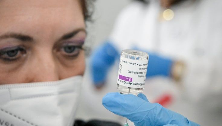 AstraZeneca, la Regione Piemonte sospende un lotto del vaccino a titolo precauzionale dopo il decesso di un insegnante. L'Aifa: "Non c'è un nesso causale"